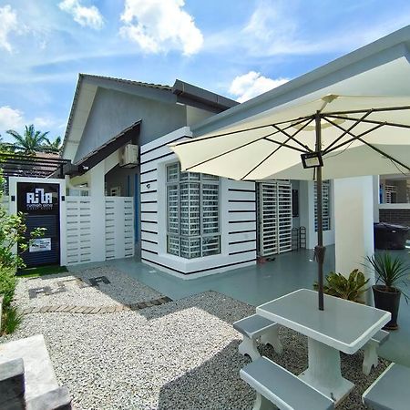 Rumah Aina Homestay Bukit Changgang Private Pool Kampong Melot Екстериор снимка