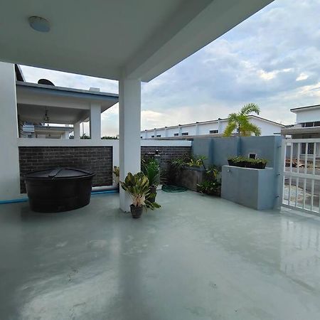 Rumah Aina Homestay Bukit Changgang Private Pool Kampong Melot Екстериор снимка