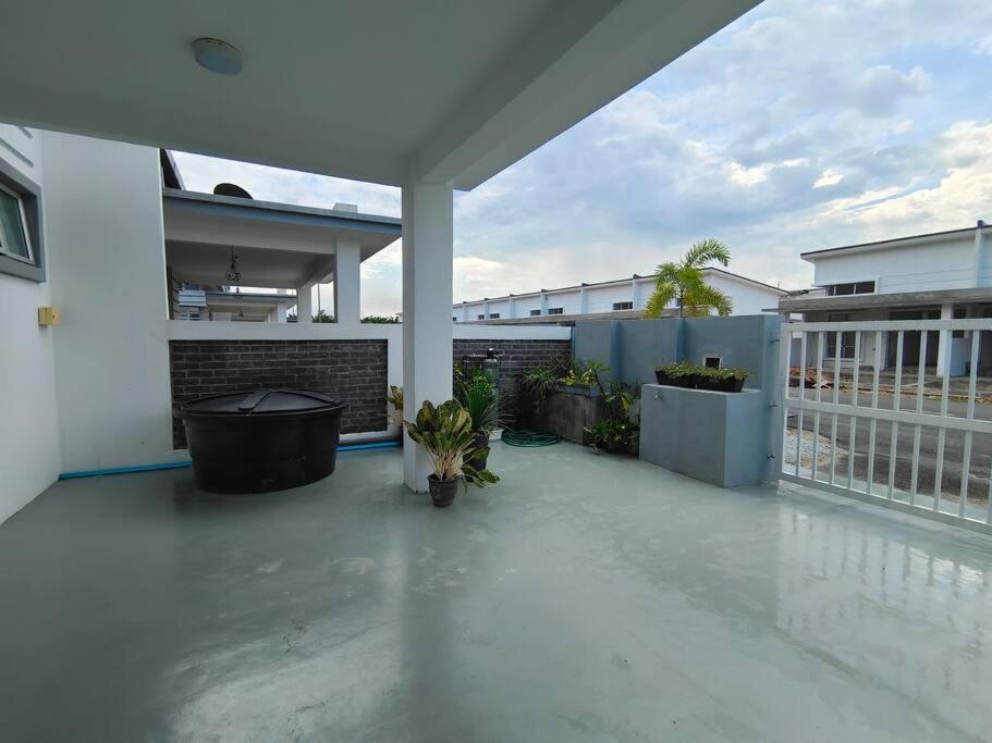 Rumah Aina Homestay Bukit Changgang Private Pool Kampong Melot Екстериор снимка