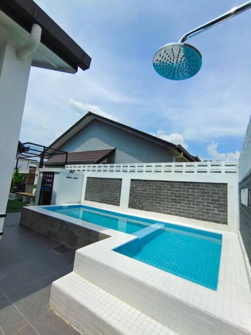 Rumah Aina Homestay Bukit Changgang Private Pool Kampong Melot Екстериор снимка