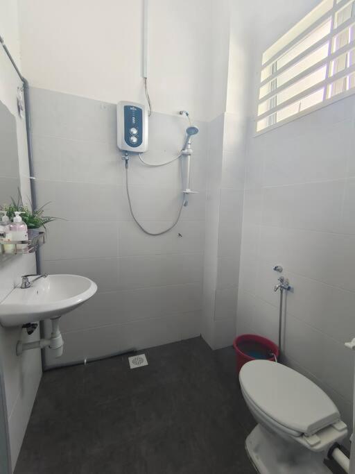 Rumah Aina Homestay Bukit Changgang Private Pool Kampong Melot Екстериор снимка