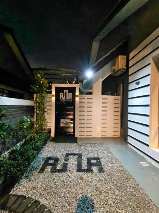 Rumah Aina Homestay Bukit Changgang Private Pool Kampong Melot Екстериор снимка