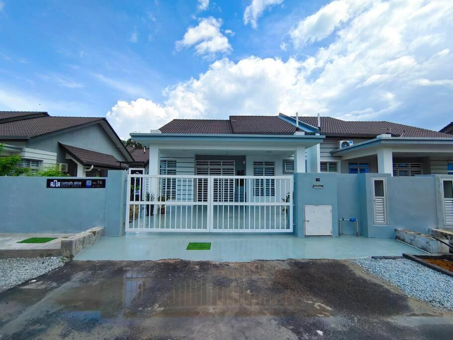 Rumah Aina Homestay Bukit Changgang Private Pool Kampong Melot Екстериор снимка