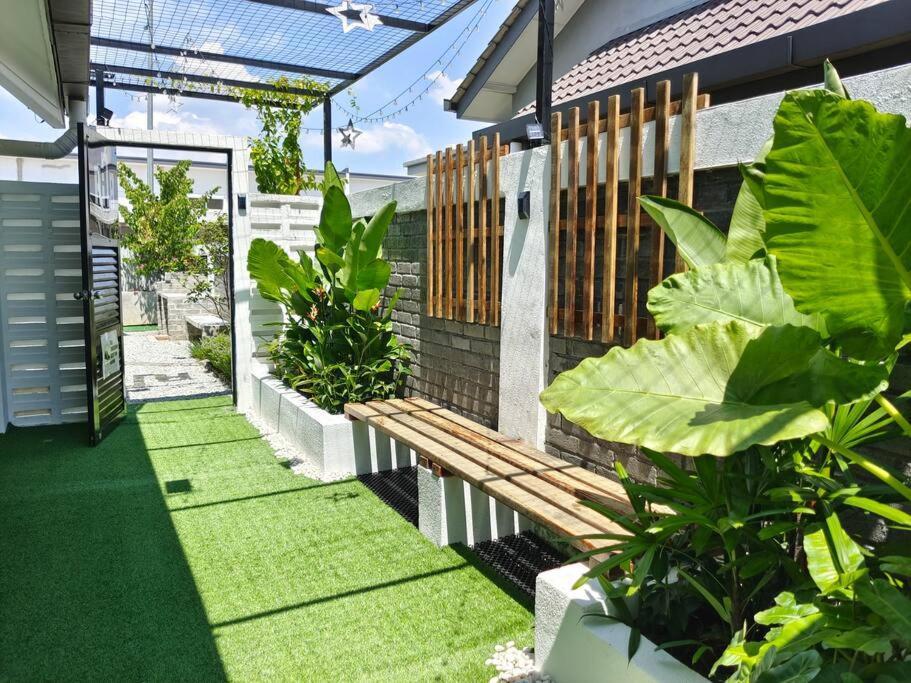 Rumah Aina Homestay Bukit Changgang Private Pool Kampong Melot Екстериор снимка