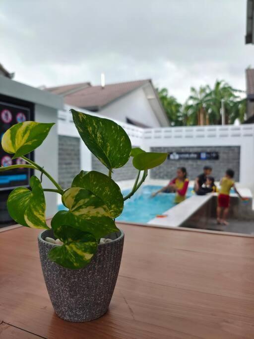 Rumah Aina Homestay Bukit Changgang Private Pool Kampong Melot Екстериор снимка