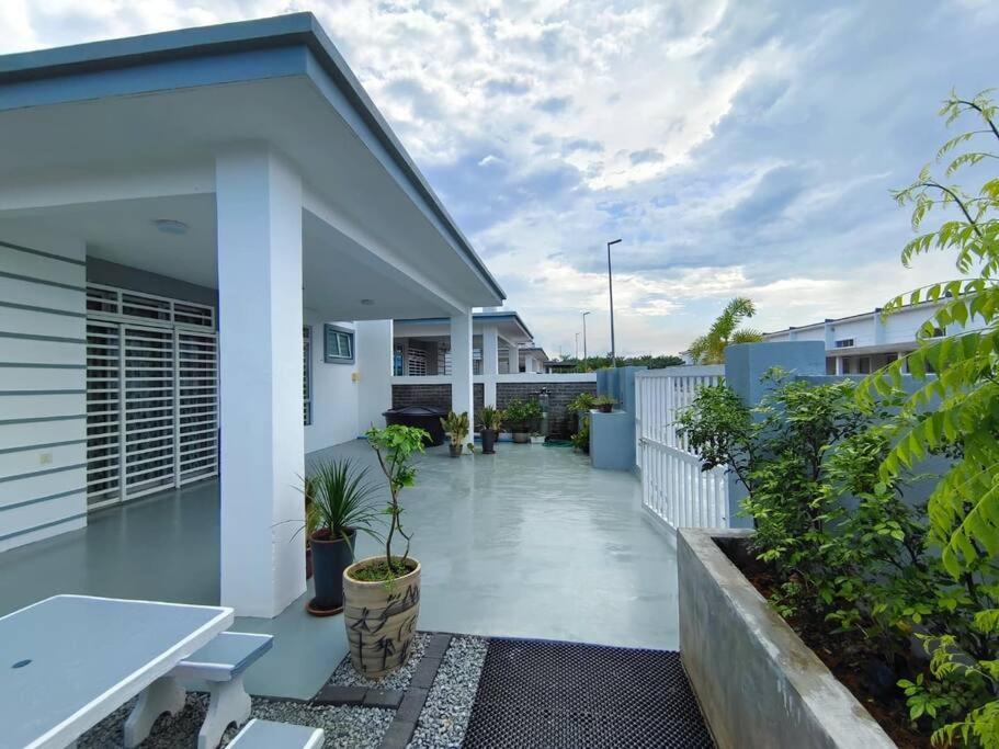 Rumah Aina Homestay Bukit Changgang Private Pool Kampong Melot Екстериор снимка